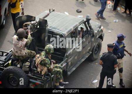 Lagos, Nigeria 21 febbraio 2023 uomini militari in pattuglia come Asiwaju Bola Ahmed Tinubu, candidato presidenziale, All Progressives Congress (APC) per le elezioni del 2023 tiene il gran finale della sua campagna presso lo Stadio Teslim Balogun di Surulere, Lagos, martedì 21 febbraio 2023. Foto di Adekunle Ajayi Foto Stock