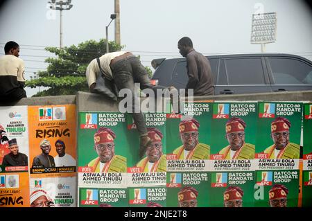 Lagos, Nigeria 21 febbraio 2023 Un sostenitore del partito scala il muro come Asiwaju Bola Ahmed Tinubu, candidato presidenziale, All Progressives Congress (APC) per le elezioni del 2023 tiene il gran finale della sua campagna presso lo Stadio Teslim Balogun di Surulere, Lagos, martedì 21 febbraio 2023. Foto di Adekunle Ajayi Foto Stock