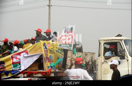 Lagos, Nigeria 21 febbraio 2023 i sostenitori del partito in un autobus come Asiwaju Bola Ahmed Tinubu, candidato presidenziale, All Progressives Congress (APC) per le elezioni del 2023 tiene il gran finale della sua campagna presso lo Stadio Teslim Balogun di Surulere, Lagos, martedì 21 febbraio 2023. Foto di Adekunle Ajayi Foto Stock