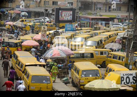 Lagos, Nigeria 21 febbraio 2023 cartellone della Campagna di Asiwaju Bola Ahmed Tinubu, candidato presidenziale, All Progressives Congress (APC) per le elezioni del 2023 viste in autobus commerciali a Ojuelegba mentre Tinubu tiene il gran finale della sua campagna allo Stadio Teslim Balogun di Surulere, Lagos, martedì 21 febbraio 2023. Foto di Adekunle Ajayi Foto Stock