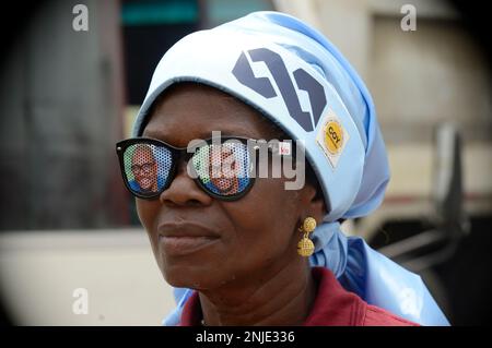 Lagos, Nigeria 21 febbraio 2023 Un sostenitore del partito indossa una sciarpa con il logo Tinubu come Asiwaju Bola Ahmed Tinubu, candidato presidenziale, All Progressives Congress (APC) per le elezioni del 2023 tiene il gran finale della sua campagna allo Stadio Teslim Balogun di Surulere, Lagos, martedì 21 febbraio 2023. Foto di Adekunle Ajayi Foto Stock