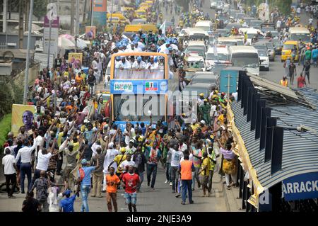 Lagos, Nigeria 21 febbraio 2023 i sostenitori del partito affollano un autobus come Asiwaju Bola Ahmed Tinubu, candidato presidenziale, All Progressives Congress (APC) per le elezioni del 2023 tiene il gran finale della sua campagna allo Stadio Teslim Balogun di Surulere, Lagos, martedì 21 febbraio 2023. Foto di Adekunle Ajayi Foto Stock