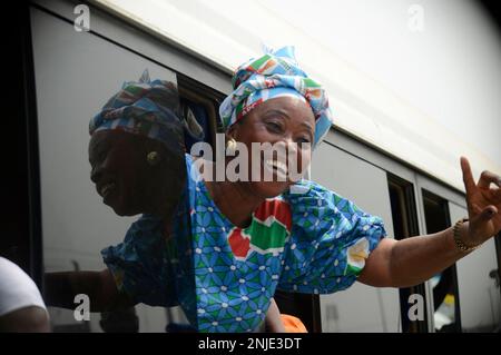 Lagos, Nigeria 21 febbraio 2023 Un capo del partito saluta i suporter come Asiwaju Bola Ahmed Tinubu, candidato presidenziale, All Progressives Congress (APC) per le elezioni del 2023 tiene il gran finale della sua campagna allo stadio Teslim Balogun di Surulere, Lagos martedì 21 febbraio 2023. Foto di Adekunle Ajayi Foto Stock