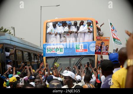 Lagos, Nigeria 21 febbraio 2023 i sostenitori del partito affollano un autobus come Asiwaju Bola Ahmed Tinubu, candidato presidenziale, All Progressives Congress (APC) per le elezioni del 2023 tiene il gran finale della sua campagna allo Stadio Teslim Balogun di Surulere, Lagos, martedì 21 febbraio 2023. Foto di Adekunle Ajayi Foto Stock