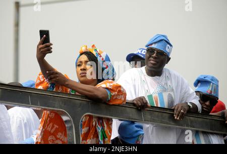 Lagos, Nigeria 21 febbraio 2023 Un sostenitore del partito prende selfie come Asiwaju Bola Ahmed Tinubu, candidato presidenziale, All Progressives Congress (APC) per le elezioni del 2023 tiene il gran finale della sua campagna allo stadio Teslim Balogun di Surulere, Lagos martedì 21 febbraio 2023. Foto di Adekunle Ajayi Foto Stock