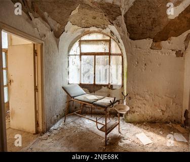 case in una piccola città abbandonata nel centro d'italia Foto Stock