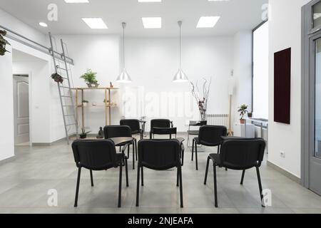 Sala riunioni e studio in una sala in stile loft con soffitti tecnici Foto Stock