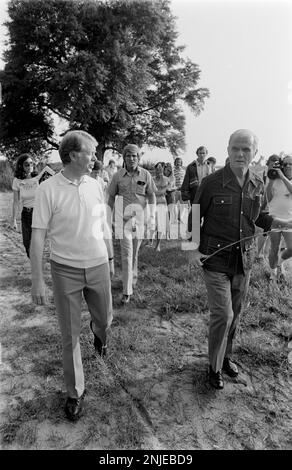 1976 candidato democratico alla presidenza Jimmy carter nella sua fattoria in pianura, GA. Carter sta parlando con l'ex astronauta e con il senatore americano John Glenn circa la possibilità che Glenn diventi il compagno di corsa vicepresidenziale del carter. Foto Stock