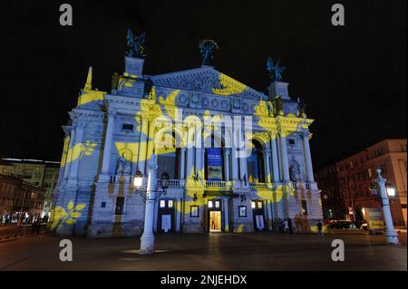 Lviv, Ucraina 22 febbraio 2023. Lviv National Opera illuminata durante il tour di arte leggera 'Commemoration. Light for Hope' dell'artista svizzero Gerry Hofstetter ha illuminato diversi edifici di Lviv. L'evento è dedicato all'anniversario dell'invasione russa su larga scala dell'Ucraina. La Russia ha invaso l'Ucraina il 24 febbraio 2022, scatenando il più grande attacco militare in Europa dalla seconda guerra mondiale Foto Stock