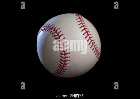 Baseball con illuminazione spettacolare isolato su uno sfondo nero Foto Stock