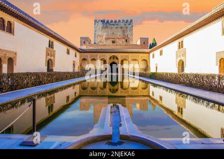 Cortile myrtle del 14th ° secolo - tramonto rosa in Alhambra vecchio complesso museale moresco a Granada Foto Stock