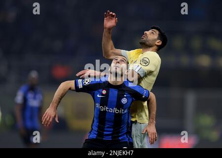 Milano, Italia, 22nd febbraio 2023. Mehdi Taremi del FC Porto si tussles con Henrikh Mkhitaryan del FC Internazionale durante la partita della UEFA Champions League a Giuseppe Meazza, Milano. L'immagine di credito dovrebbe essere: Jonathan Moskrop / Sportimage Foto Stock