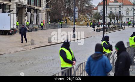 Varsavia, Polonia. 21 febbraio 2023. Un cordone di polizia dovuto alla visita del presidente americano Joe Biden in Polonia. Foto Stock