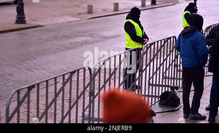 Varsavia, Polonia. 21 febbraio 2023. Un cordone di polizia dovuto alla visita del presidente americano Joe Biden in Polonia. Foto Stock