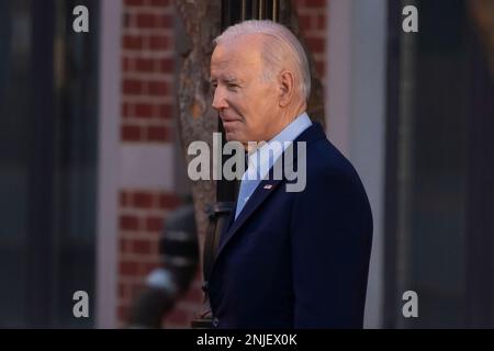 Washington, DC, Stati Uniti. 18th Feb, 2023. Il presidente degli Stati Uniti Joe Biden parte dopo aver partecipato alla messa nel campus della Georgetown University a Washington, DC, USA, 18 febbraio 2023. Credito: Michael Reynolds/Pool tramite CNP/dpa/Alamy Live News Foto Stock