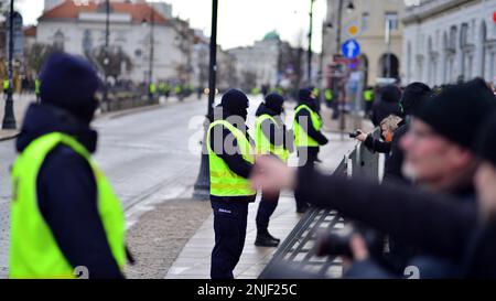 Varsavia, Polonia. 21 febbraio 2023. Un cordone di polizia dovuto alla visita del presidente americano Joe Biden in Polonia. Foto Stock