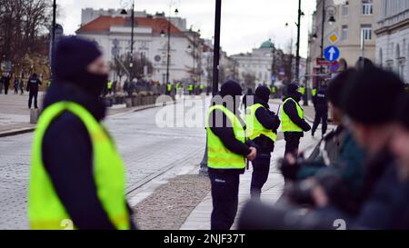 Varsavia, Polonia. 21 febbraio 2023. Un cordone di polizia dovuto alla visita del presidente americano Joe Biden in Polonia. Foto Stock