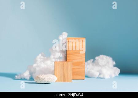 Podi in legno e vetro, sfondo blu con nuvole bianche, stile minimalista Foto Stock