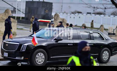 Varsavia, Polonia. 21 febbraio 2023. LIMOUSINE PRESIDENZIALE AMERICANA Cadillac (conosciuta come la 'Bestia') di fronte al palazzo presidenziale di Varsavia Foto Stock