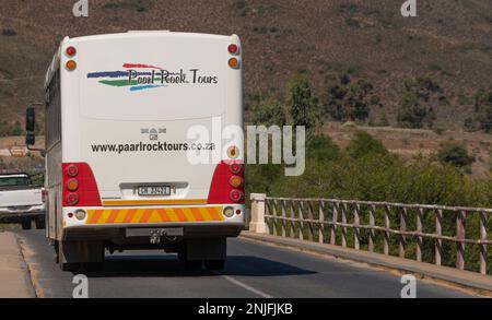 Robertson, capo Occidentale, Sud Africa. 2023. Autobus turistico a ponte singolo che attraversa un ponte sul fiume Breede vicino a Robertson. Foto Stock