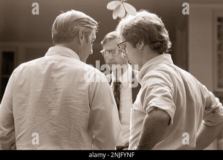 Il presidente elegge Jimmy carter, il vicepresidente elegge Walter Mondale con i consiglieri di carter's Plains, GA home. Foto Stock