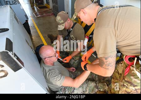 167th Airlift Wing vigili del fuoco, Senior Airman Levi Taylor e Senior Airman Eric Myers, trattano una vittima simulata durante un evento di allenamento attivo a Shepherd Field, Martinsburg, West Virginia, 7 agosto 2022. Gli airmen con la 167th Airlift Wing partecipano annualmente a scenari di allenamento sparatutto attivi, condizionandoli a lavorare insieme in modo efficiente. (Foto della Guardia Nazionale aerea di Steven Sechler) Foto Stock