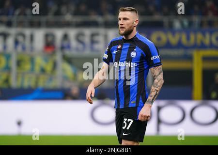 Milano Skriniar (FC Inter) durante la partita di calcio della UEFA Champions League tra FC Internazionale e FC Porto il 22 febbraio 2023 allo stadio Giuseppe Meazza di Milano. Foto Luca Rossini/e-Mage Foto Stock