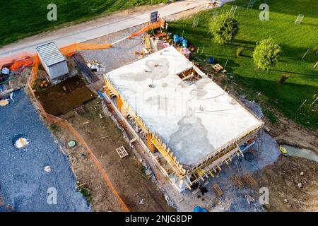 Casa in costruzione. Vista aerea del drone Foto Stock