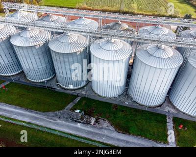 Foto aerea di un silos di stoccaggio e di alcuni edifici aggiuntivi. Quelli sono usati per grano e deposito altro. Location: Italy Foto Stock