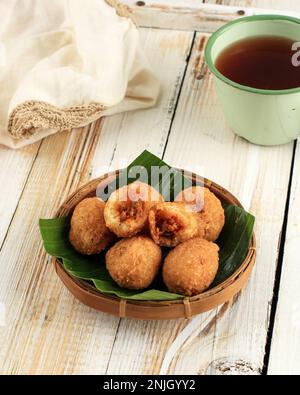 Combro, cucina tradizionale Sundanese fritta a base di fagioli fermentati ripieni di Casava (Oncom di Jero) Foto Stock