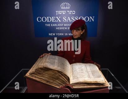 Sotheby’s, Londra, Regno Unito. 22 febbraio 2023 (l'immagine È STATA IMBARCATA fino alle 01,00am:00 GMT di giovedì 23 febbraio 2023). La prima e più completa Bibbia ebraica, conosciuta come Codex Sassoon, sarà offerto a New York nel mese di maggio, stimato a $ 30.000.000-50.000.000, considerato uno dei libri più influenti della storia. Un tour globale vede il ritorno in mostra del magnifico volume, a partire da una mostra dal 22 al 28 febbraio al Sotheby's di Londra, seguita da soste a Tel Aviv, Dallas, Los Angeles e New York City. Credit: Malcolm Park/Alamy Live News. Foto Stock