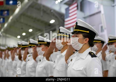 GREAT LAKES, Ill. (8 agosto 2022) corpo di addestramento degli ufficiali della Riserva Navale (NROTC) New Student Indoctrination (NSI) 2022 ciclo 3 i candidati dell'intermediario si sono laureati dall'NSI nella sala di perforazione cerimoniale di Midway al comando di addestramento del reclutamento (RTC), agosto 8. I mediatori inizieranno il loro anno fresco del programma NROTC presso le università e le università nazionali questo autunno. NSI è un programma di indottrinamento ospitato presso RTC, e fornisce agli ostetrica un orientamento di addestramento militare comune. NSI fornisce una formazione di base su cinque principi fondamentali della lotta alla guerra: Antincendio, controllo dei danni, marinaio, guardia Foto Stock