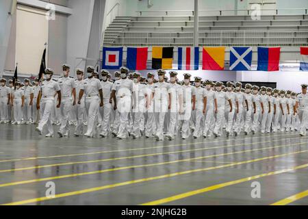 GREAT LAKES, Ill. (8 agosto 2022) corpo di addestramento degli ufficiali della Riserva Navale (NROTC) New Student Indoctrination (NSI) 2022 ciclo 3 i candidati dell'intermediario si sono laureati dall'NSI nella sala di perforazione cerimoniale di Midway al comando di addestramento del reclutamento (RTC), agosto 8. I mediatori inizieranno il loro anno fresco del programma NROTC presso le università e le università nazionali questo autunno. NSI è un programma di indottrinamento ospitato presso RTC, e fornisce agli ostetrica un orientamento di addestramento militare comune. NSI fornisce una formazione di base su cinque principi fondamentali della lotta alla guerra: Antincendio, controllo dei danni, marinaio, guardia Foto Stock