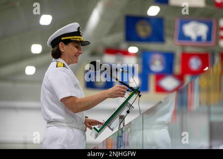 GREAT LAKES, Ill. (8 agosto 2022) Comandante, Naval Service Training Command (NSTC), posteriore ADM. Jennifer S. Couture, parla durante la cerimonia di laurea per i Naval Reserve Officers Training Corps (NROTC) New Student Indottrination (NSI) Cycle 3 Midshipman candidati all'interno della Midway Ceremonial Drill Hall al Recruit Training Command (RTC), agosto 8. I mediatori inizieranno il loro anno fresco del programma NROTC presso le università e le università nazionali questo autunno. NSI è un programma di indottrinamento ospitato presso RTC, e fornisce agli ostetrica un orientamento di addestramento militare comune. NSI fornisce ba Foto Stock