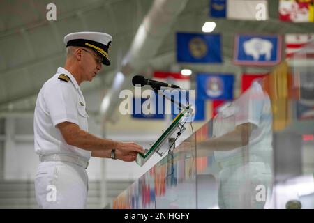 GREAT LAKES, Ill. (8 agosto 2022) New Student Indoctrination (NSI) Cycle 3 Officer in carica, Capt. John Compton, parla durante la cerimonia di laurea per i Naval Reserve Officers Training Corps (NROTC) NSI Cycle 3 Midshipman candidati all'interno del Midway Ceremonial Drill Hall al Recruit Training Command (RTC), agosto 8. I mediatori inizieranno il loro anno fresco del programma NROTC presso le università e le università nazionali questo autunno. NSI è un programma di indottrinamento ospitato presso RTC, e fornisce agli ostetrica un orientamento di addestramento militare comune. NSI fornisce l'addestramento di base in cinque warghti Foto Stock