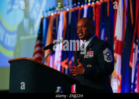 Il Senior Enlisted Advisor Tony Whitehead, il MARE al capo del National Guard Bureau, si rivolge alla 51st conferenza annuale della Enlisted Association of the National Guard of the United States a Little Rock, Arkansas, 8 agosto 2022. Foto Stock