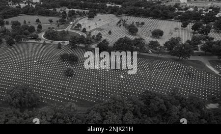Un UH-1N Huey assegnato al 1st Helicopter Squadron (1 HS), Joint base Andrews, Maryland vola sopra Arlington National Cemetery, 8 agosto 2022. La missione di 1 HS è fornire un ponte aereo prioritario per una dirigenza civile e militare di livello nazionale nella regione della capitale nazionale. Foto Stock
