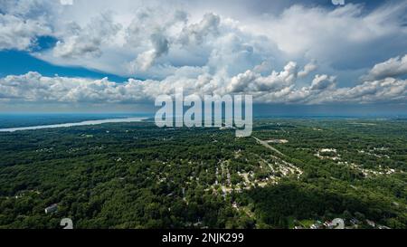 Un temporale si sviluppa come un UH-1N Huey assegnato al 1st Helicopter Squadron (1 HS), Joint base Andrews, Maryland vola sul Maryland, 8 agosto 2022. La missione di 1 HS è fornire un ponte aereo prioritario per una dirigenza civile e militare di livello nazionale nella regione della capitale nazionale. Foto Stock