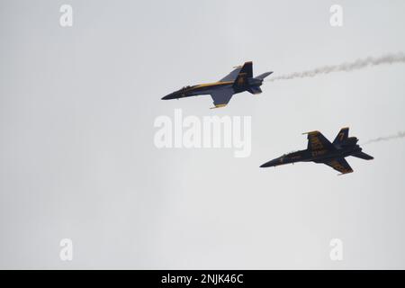 Gli Stati Uniti Dimostrazione di volo navale Squadron, The Blue Angels, arriva alla Marine Corps Air Station Kaneohe Bay, Marine Corps base Hawaii, 8 agosto 2022. I Blue Angels sono arrivati in preparazione al 2022° Kaneohe Bay Air Show, che si terrà dal 13 al 14 agosto 2022. Foto Stock