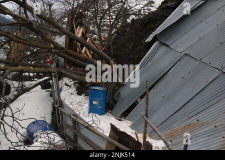 Srinagar, Kashmir, India. 20th Feb, 2023. 20 febbraio 2023, Srinagar kashmir, india: Una casa danneggiata a seguito di una frana nella zona di Rezan di Sonamarg, distretto di Ganderbal il 20 febbraio 2023 a Jammu e Kashmir, India. Almeno 10 case, Diversi negozi e quattro cowsheds sono stati danneggiati dopo una frana colpito la zona Rezan overnight.The Srinagar-Leh autostrada è stato chiuso.Other frana si è verificato nella zona Duksar Dalwa di Ramban con 13 case danneggiate. (Foto di Firdous Nazir/Eyepix Group/Sipa USA) Credit: Sipa USA/Alamy Live News Foto Stock