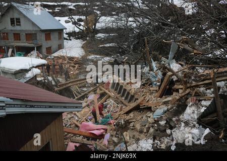 20 febbraio 2023, Srinagar kashmir, india: Funzionari della forza nazionale di risposta alle catastrofi (NDRF) hanno rimosso detriti da una casa danneggiata a seguito di una frana nella zona di Rezan di Sonamerg, distretto di Ganderbal il 20 febbraio 2023 a Jammu e Kashmir, India. Almeno 10 case, Diversi negozi e quattro cowsheds sono stati danneggiati dopo che una frana ha colpito la zona di Rezan overnight.The Srinagar-Leh autostrada è stato chiuso.Other frana si è verificato nella zona di Duksar Dalwa di Ramban con 13 case danneggiate.(Foto di Firdous Nazir/Eyepix Group/Sipa USA) Foto Stock