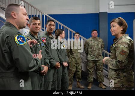 Il Maestro Capo Sgt. Dell'Aeronautica Joanne S. Bass parla ai piloti istruttori di ogni squadrone volante all'interno della 47th Flying Training Wing durante un briefing alla base dell'Aeronautica militare di Laughlin, Texas, 8 agosto 2022. Bass ha visitato gli istruttori del simulatore di volo in realtà virtuale 47th Student Squadron per conoscere la loro missione unica e discutere le priorità come le persone, la cultura e la preparazione. Foto Stock