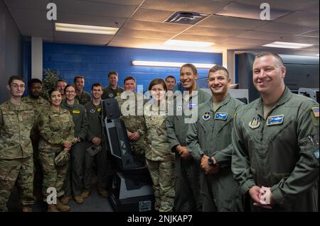 Chef Master Sgt. Of the Air Force Joanne S. Bass pone con istruttori piloti di ogni squadrone volante all'interno della 47th Flying Training Wing presso la base dell'aeronautica di Laughlin, Texas, 8 agosto 2022. Bass ha visitato gli istruttori del simulatore di volo in realtà virtuale 47th Student Squadron per conoscere la loro missione unica e discutere le priorità come le persone, la cultura e la preparazione. Foto Stock