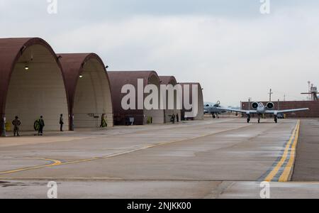 STATI UNITI Air Force A-10C Thunderbolt IIS, 25th Fighter Squadron, in taxi giù per la linea di volo prima di un rifornimento presso la base aerea Osan, Repubblica di Corea, 9 febbraio 2023. Il rifornimento di hot-pit consente a più aerei in corsa di rifornire contemporaneamente prima di tornare alla pista attiva per la prossima missione di volo. (STATI UNITI Air Force foto di staff Sgt. Tristan Truesdell) Foto Stock