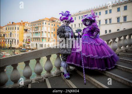 Venezia, Italia. 17th Feb, 2023. (2/17/2023) Venezia e il suo Carnevale. La città ha accolto migliaia di persone per il carnevale, maschere di tutti i tipi hanno colorato e animato questa meravigliosa città. (Foto di Stefano Cappa/Pacific Press/Sipa USA) Credit: Sipa USA/Alamy Live News Foto Stock