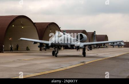 STATI UNITI Air Force A-10C Thunderbolt IIS, 25th Fighter Squadron, in taxi giù per la linea di volo prima di un rifornimento presso la base aerea Osan, Repubblica di Corea, 9 febbraio 2023. Il rifornimento di carburante nelle fossa calde ha consentito a più aerei in corsa di rifornire contemporaneamente prima di tornare alla pista attiva per la missione di volo successiva. (STATI UNITI Air Force foto di staff Sgt. Tristan Truesdell) Foto Stock
