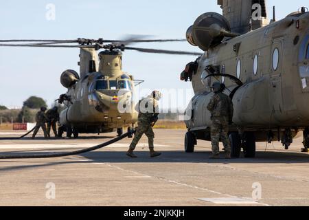 STATI UNITI Army SPC. Assegnato alla Brigata dell'Aviazione di combattimento della Divisione Armorata 1st (cabina 1AD), tira una manichetta del carburante verso un Chinook CH-47 in un punto di armamento e rifornimento di carburante in Incirlik Air base, Türkiye, 21 febbraio 2023. La CABINA 1AD fornisce rifornimento rapido per l'aviazione a supporto delle operazioni presso la base aerea Incirlik di Turkiye. Il CAB 1AD è, tra le altre unità assegnate a 4 ID, orgogliosamente lavorando insieme ai partner e agli alleati della NATO per rimanere più forti insieme (U.S.A. Foto dell'esercito di SPC. William Thompson) Foto Stock