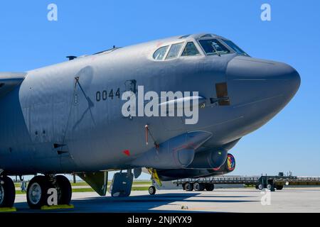 Una B-52H Stratofortress si trova parcheggiata sulla linea di volo alla base dell'aeronautica militare di Minot, North Dakota, 8 agosto 2022. Il B-52 è in grado di far cadere o lanciare bombe a gravità, bombe a grappolo, missili guidati di precisione e munizioni ad attacco diretto congiunto. Foto Stock