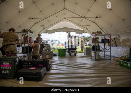 Gli aerei assegnati al 181st Medical Group, Indiana Air National Guard hanno istituito tende e attrezzature mediche durante il 19th° pacchetto di formazione collettiva per esplosivi chimici, biologici, radiologici, nucleari e ad alto rendimento Valutazione pre-esterna anno di supporto presso il Camp Atterbury Joint manovration Training Center, Ind., 10 agosto 2022. L'elemento medico del CERFP 19th assiste le vittime di incidenti di emergenza e disastri per fornire una valutazione critica del tempo, la documentazione e il supporto medico di emergenza sul posto, la preparazione e la stabilizzazione dei pazienti per il trasporto Foto Stock