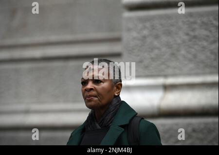 New York, Stati Uniti. 22nd Feb, 2023. Una donna con una croce di cenere sulla sua fronte visto fuori San Patrick's Cathedral on Ash Wednesday, New York, NY, 22 febbraio 2023. Osservato dai cattolici di tutto il mondo, il Mercoledì delle Ceneri segna l'inizio del tempo di Quaresima, 40 giorni di digiuno e di pentimento che si concludono con la celebrazione della Pasqua. (Foto di Anthony Behar/Sipa USA) Credit: Sipa USA/Alamy Live News Foto Stock